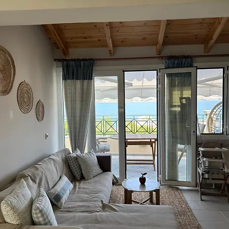 Emelia Ликсури